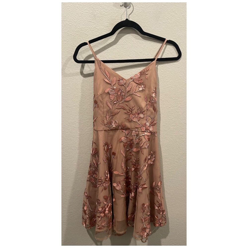 TWO SISTERS V-Neck Embroidery Floral Spaghetti Straps Dusty Pink Mini Dress - Picture 4 of 7